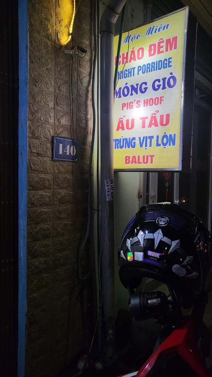 Biển Mộc Miên Cháo Đêm – móng giò, ấu tẩu, trứng vịt lộn – bên cửa quán ban đêm