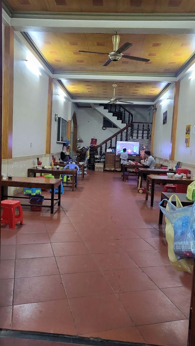 Gian ăn dài với bàn gỗ và quạt trần