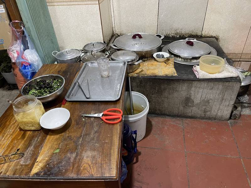 Bếp với các nồi cháo và bàn sơ chế