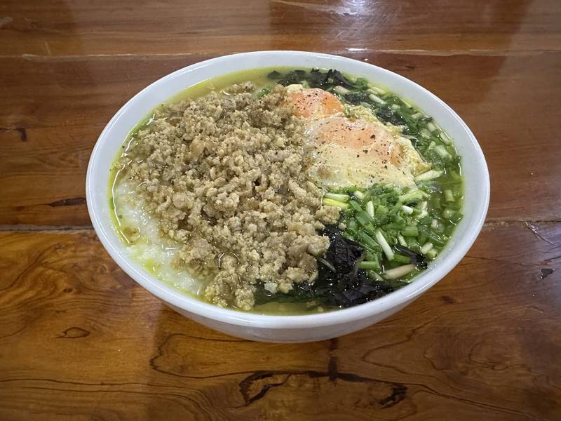 Cháo thịt băm với trứng, hành lá và lá thơm
