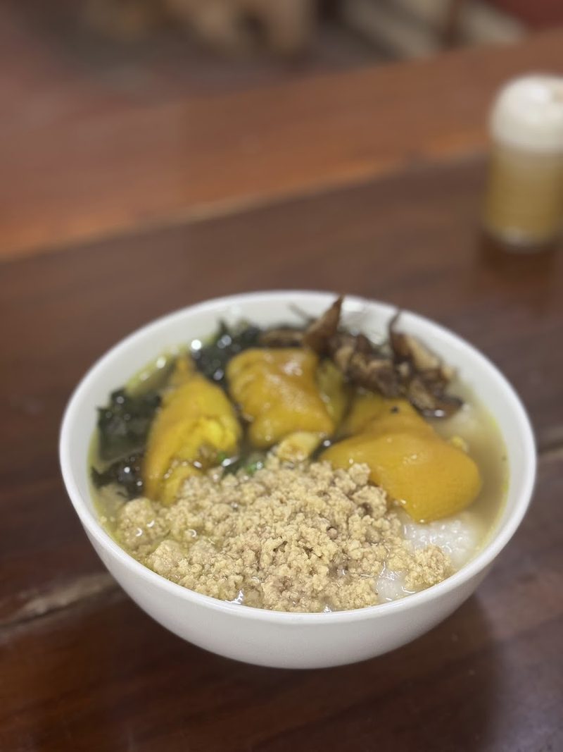 Bát cháo nhỏ có móng giò và thịt băm