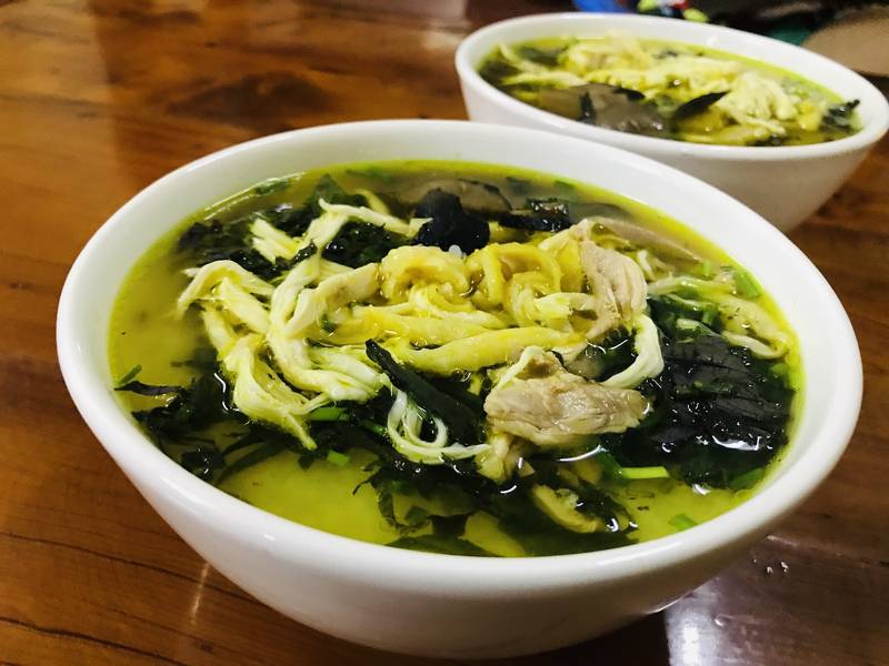 Cháo gà với trứng thái sợi và lá thơm