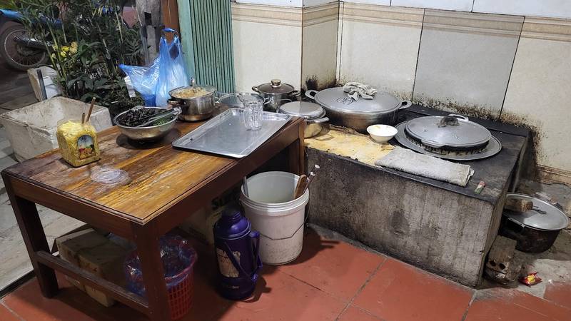 Gian bếp nấu cháo của quán Mộc Miên với nồi trên bếp lò