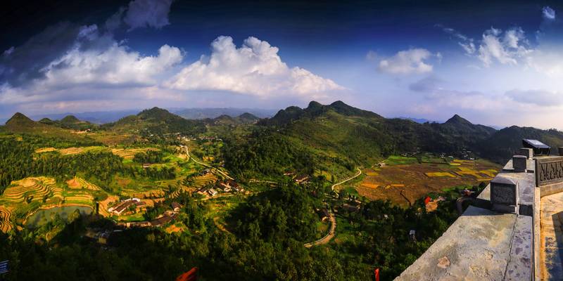 Ruộng bậc thang và đồi núi nhìn từ Lũng Cú