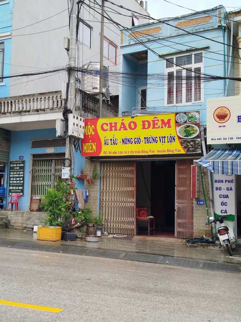 Mặt tiền quán cháo Mộc Miên ở Đồng Văn với biển Cháo Đêm