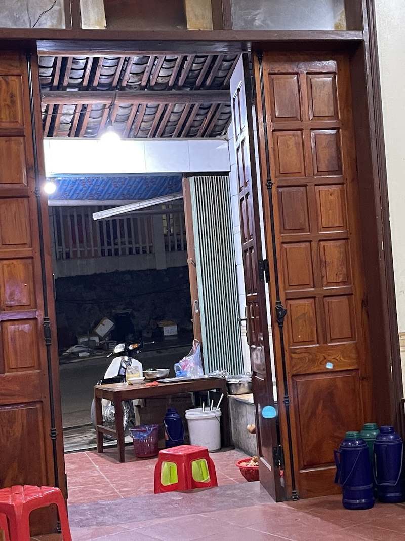 Cánh cửa gỗ mở ra gian bếp cháo
