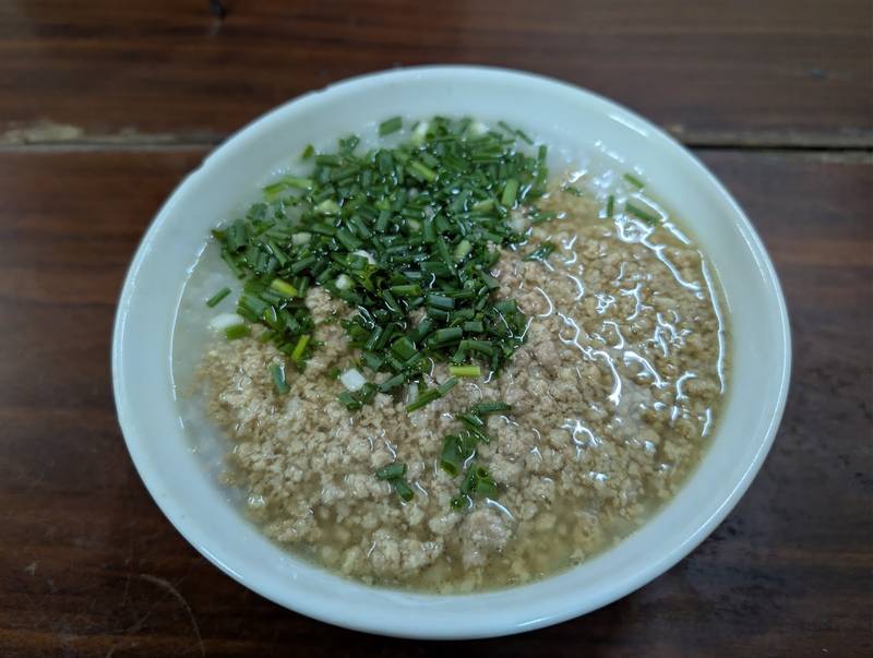 Bát cháo thịt băm rắc hành lá